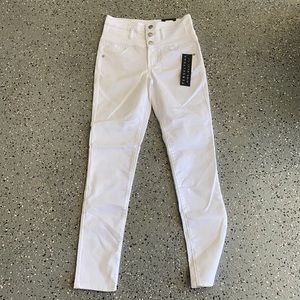 White high-wasted jeans